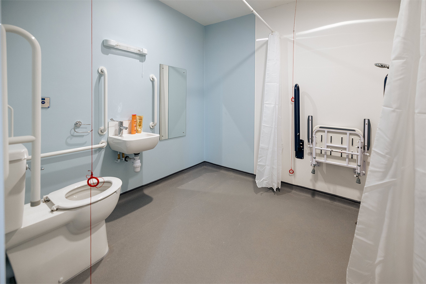 Accessible ensuit in Riseholmes student accommodation