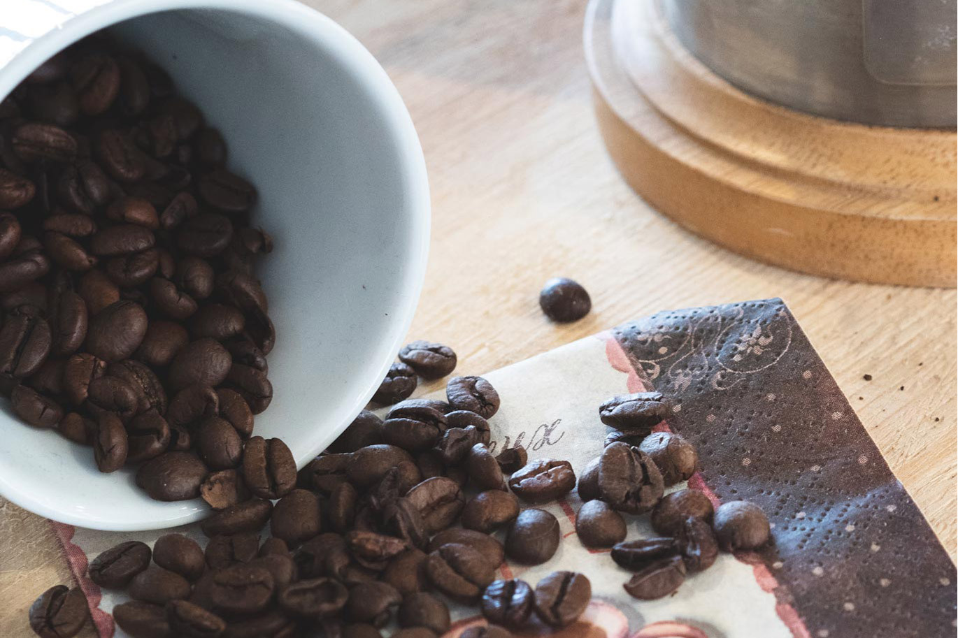 Coffee beans pouring from cup 2023 01 05 123029 ifwq