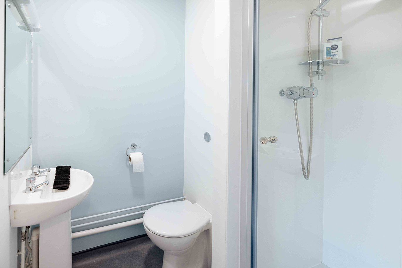 Ensuite bathroom in Riseholmes student accommodation